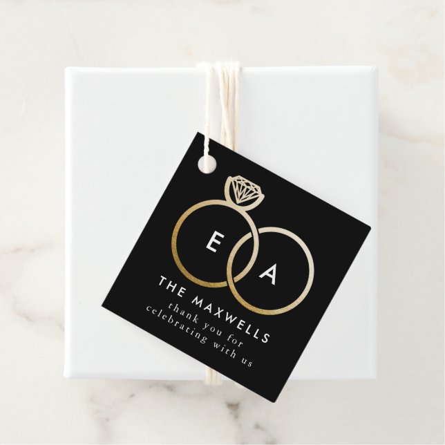 Étiquettes Cadeau Noir Moderne Monogramme Anneaux Mariages dorés (En situation)