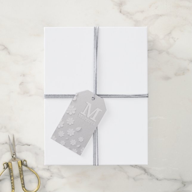 Étiquettes-cadeau Nom à relief floral blanc initiales personnalisées (Avec de la ficelle)