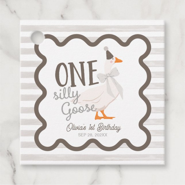 Étiquettes Cadeau One Silly Goose Beige Bow 1st Birthday (Devant)