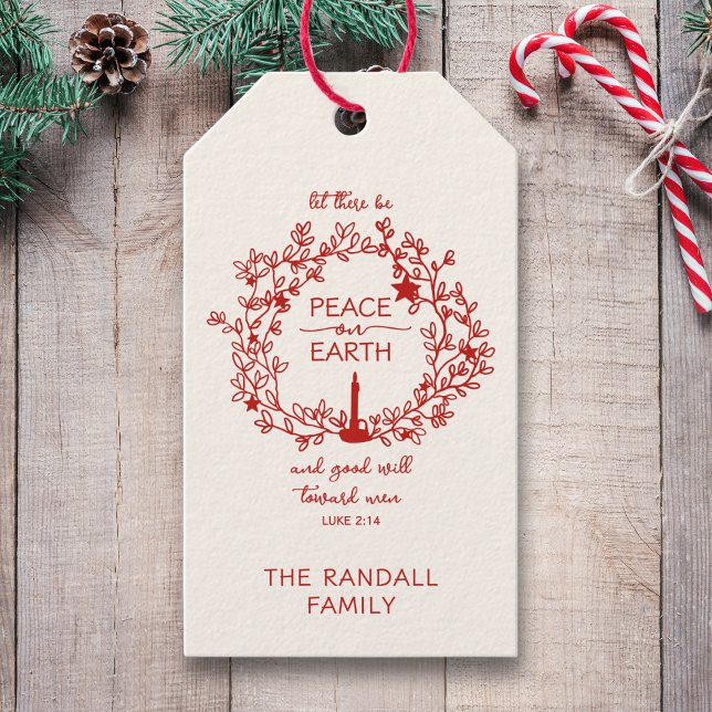 Étiquettes-cadeau Paix chrétienne Verse sur Terre Main Drake Wreath (A red hand-drawn wreath and candle with the verse “Peace on Earth,” with your family name.)