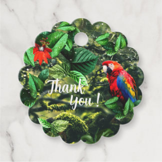 Étiquettes Cadeau Parrot écarlate macaw dans la jungle avec des fleu