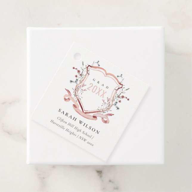 Étiquettes Cadeau Pink Blush Fleur sauvage Aquarelle Crest Graduatio (En situation)