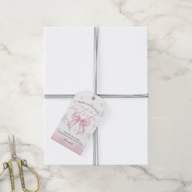 Étiquettes-cadeau Pink Bow Baby Its Cold Outside Baby Shower  (Avec de la ficelle)