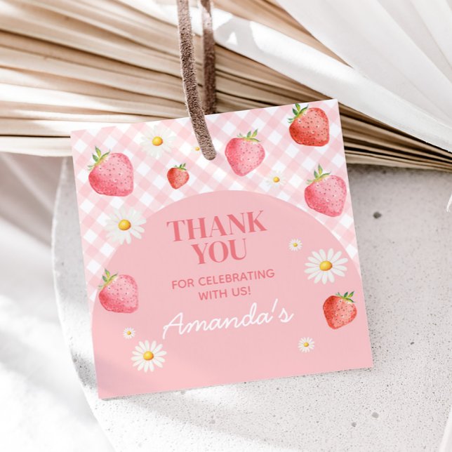 Étiquettes Cadeau Pink En vichy Berry Premier Carré de fête d'annive (Pink Gingham Strawberry Berry Birthday Party Square Favor Tags)