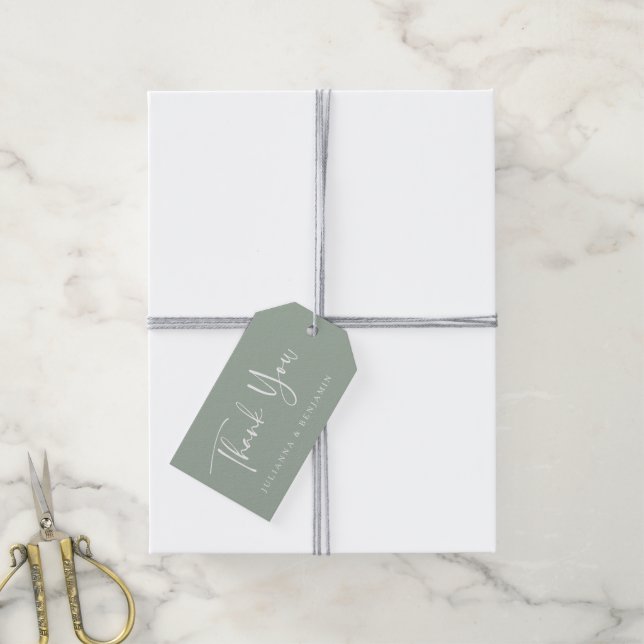Étiquettes-cadeau Script personnalisé Mariage moderne Dusty Sage (Avec de la ficelle)