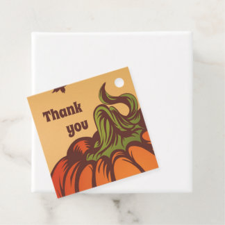 Étiquettes Cadeau Seul citrouille sur le terrain. Les feuilles d'aut