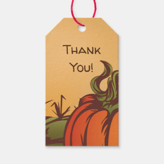 Étiquettes-cadeau Seul citrouille sur le terrain. Les feuilles d'aut