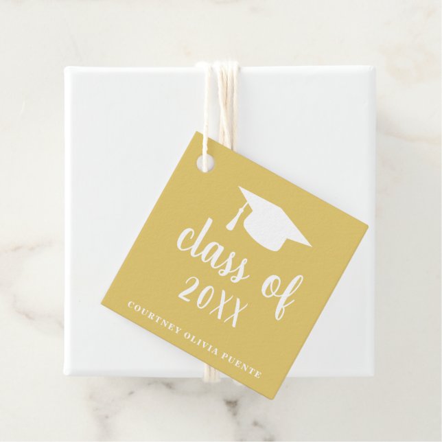 Étiquettes Cadeau Simple Gold Mortar Board Graduation moderne (En situation)