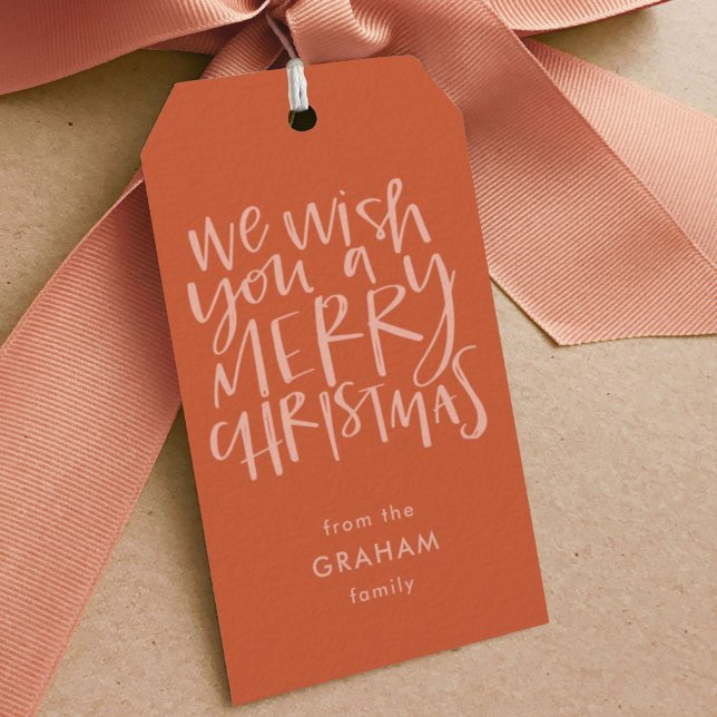 Étiquettes-cadeau "Souhaitez-vous un joyeux Noël" Balises Cadeaux ro (We Wish You A Merry Christmas hand lettered carol pink on red holiday gift tag.)