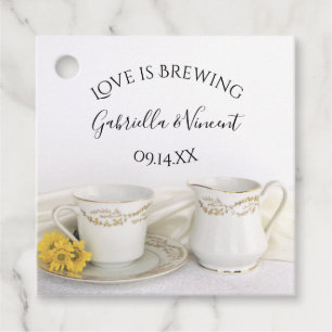 Étiquettes Cadeau Tea Cup et marguerites jaunes L'amour est brasser