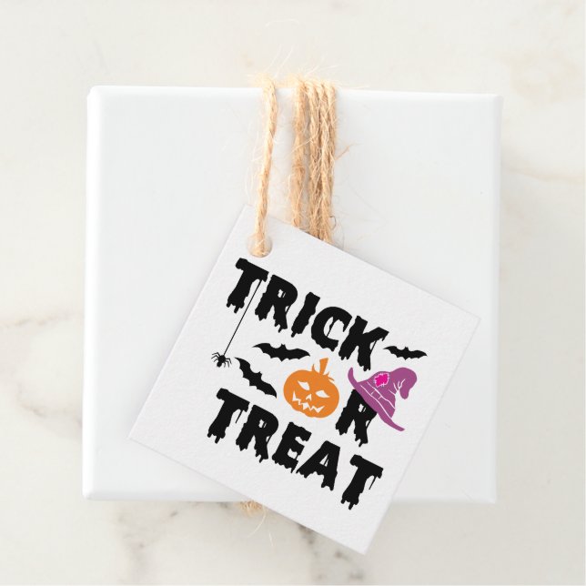 Étiquettes Cadeau Tic ou traitement de la typographie d'Halloween Pe (En situation)