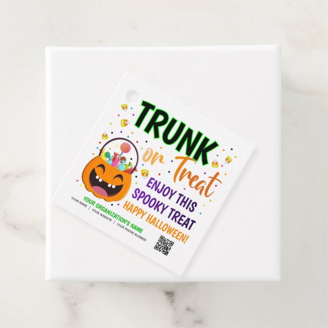 Étiquettes Cadeau Tronc ou traitement Halloween QR Code traitement (En situation)