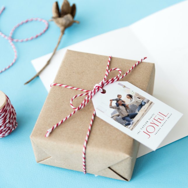 Étiquettes-cadeau Typographie Joyeuse moderne Photo de Noël Rouge (Get organized and add charm to your gifts with these adorable Christmas gift tags!)