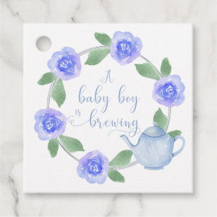 Étiquettes Cadeau Un petit garçon brasse de la théière bleue et de l