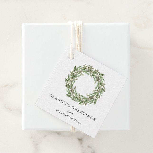 Étiquettes Cadeau Vacances de Noël Pine de verdure rustique (En situation)