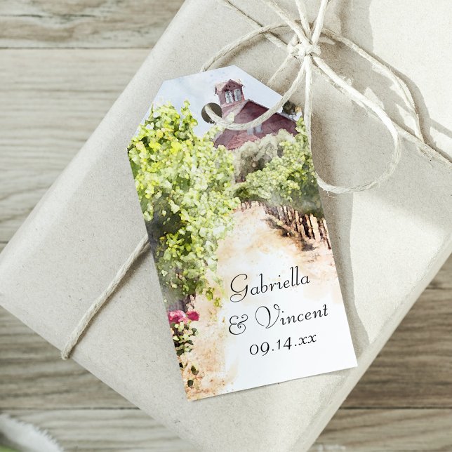 Étiquettes-cadeau Vignoble et Mariage d'aquarelle de la grange rouge (Attach these charming Vineyard and Red Barn Gift Tags to your winery wedding party favors.)