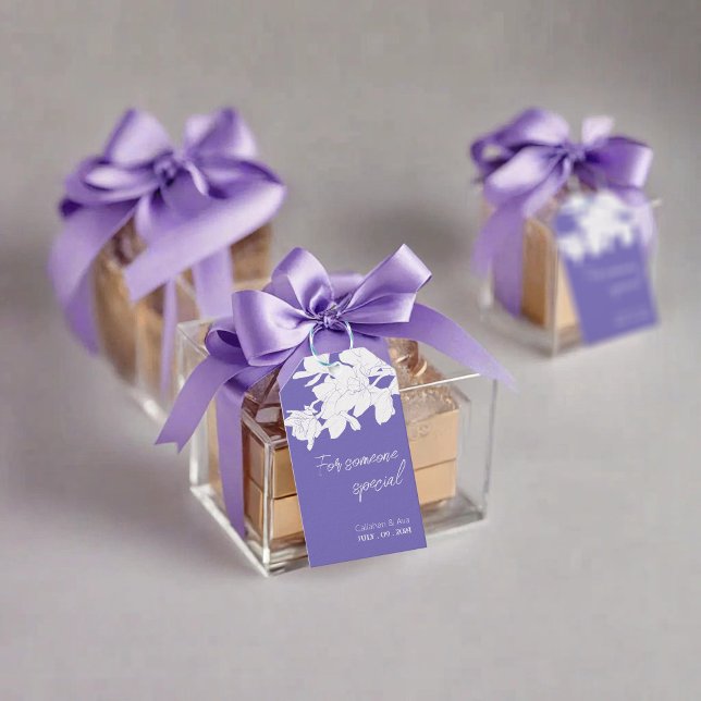 Étiquettes-cadeau violet Floral blanc Design personnalisé Texte cade (purple Floral white Design Personalized Text Gift Gift Tags on clear gift box placed on gray floor)