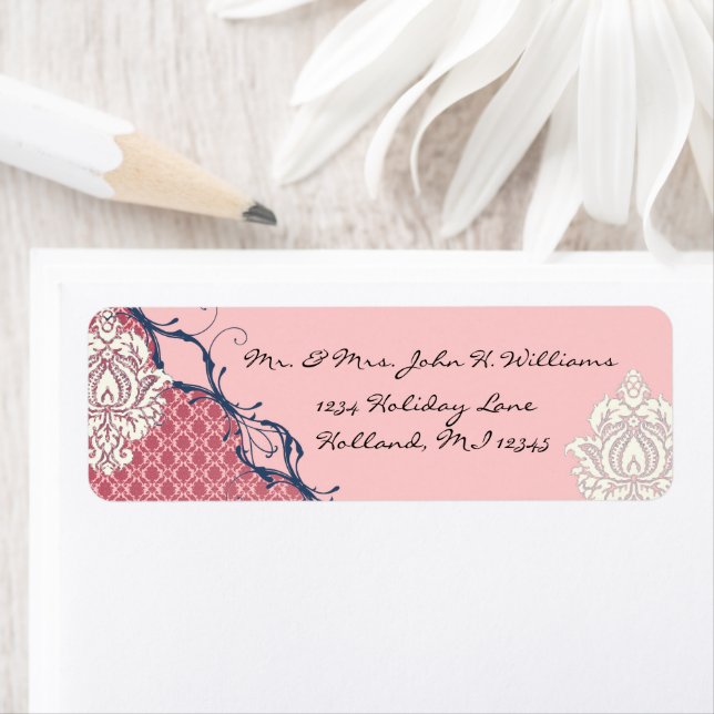 Étiquettes de adresse Raspberry & Navy Damask (En situation)