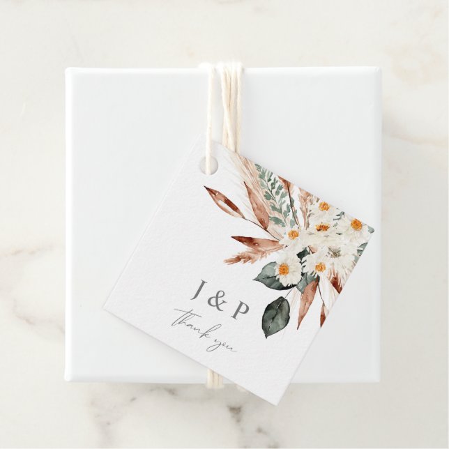 Étiquettes de faveur de fleurs beige et herbe de P (En situation)