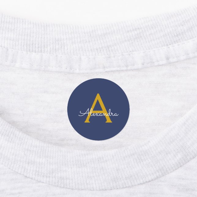 Étiquettes Marine Blue Gold Modern Script Girl Monogramme Nom (Apposé)