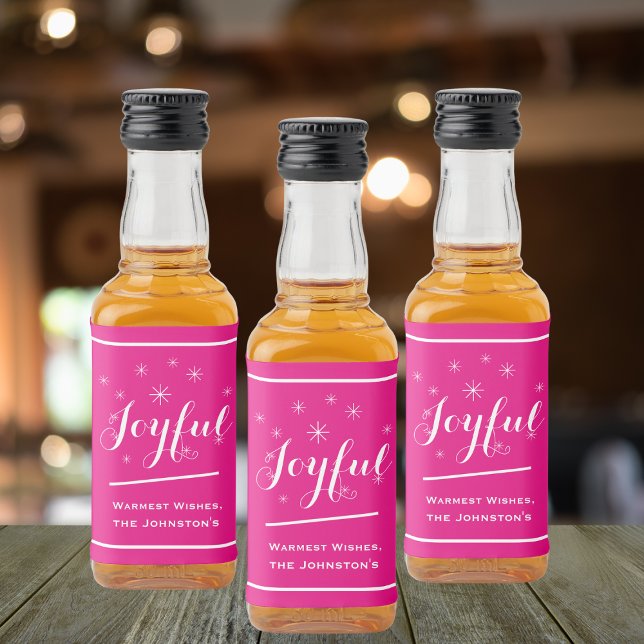 Étiquettes Pour Bouteilles De Liqueur Cadeau de Noël Joyeux Famille personnalisée Mini ('Joyful' pink personalized mini liquor bottle labels.)