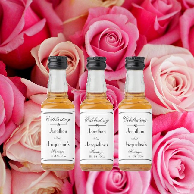 Étiquettes Pour Bouteilles De Liqueur Noms De Mariage Personnalisés Classiques Mini Élég (Perfect wedding favors -  chic mini liquor bottle labels with bride and groom names.)