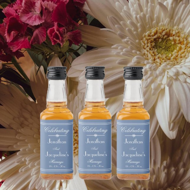 Étiquettes Pour Bouteilles De Liqueur Noms personnalisés mariages Dusty Blue Mini (Wedding favors for the perfect celebration. Custom names, dusty blue mini liquor bottle labels.)
