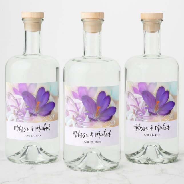 Étiquettes Pour Bouteilles De Liqueur Photo d'un joli Crocus de printemps violet (Bouteilles)