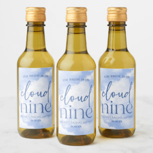Étiquettes Pour Bouteilles De Vin La Mariée Est Sur Nuage Neuf Fête des mariées Bleu