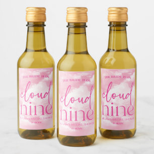 Étiquettes Pour Bouteilles De Vin La Mariée Est Sur Nuage Neuf Fête des mariées Rose