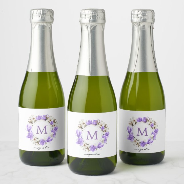 Étiquettes Pour Bouteilles De Vin Mousseux Aquarelle Magnolia pourpre Monogramme de couronne (Bouteilles)