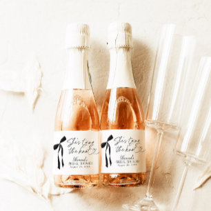 Étiquettes Pour Bouteilles De Vin Mousseux Black Bow She's Tying the Knot Fête des mariées