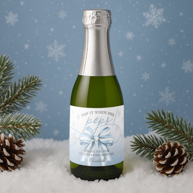 Étiquettes Pour Bouteilles De Vin Mousseux Blue Bow Winter Baby Pop It When She Pops (Blue Bow Winter Baby Pop It When She Pops Sparkling Wine Label #winterbabyshower #popitwhenshepops)