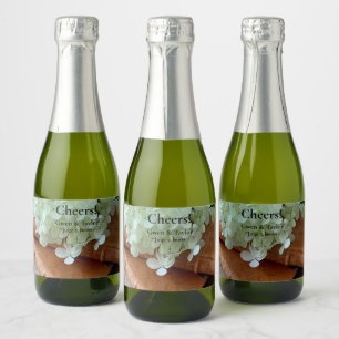 Étiquettes Pour Bouteilles De Vin Mousseux Des hydrangées fraîches sur les vieux livres
