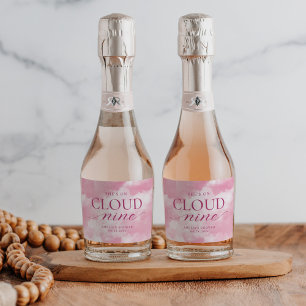 Étiquettes Pour Bouteilles De Vin Mousseux Elle est sur un nuage rose pour une fête prénuptia