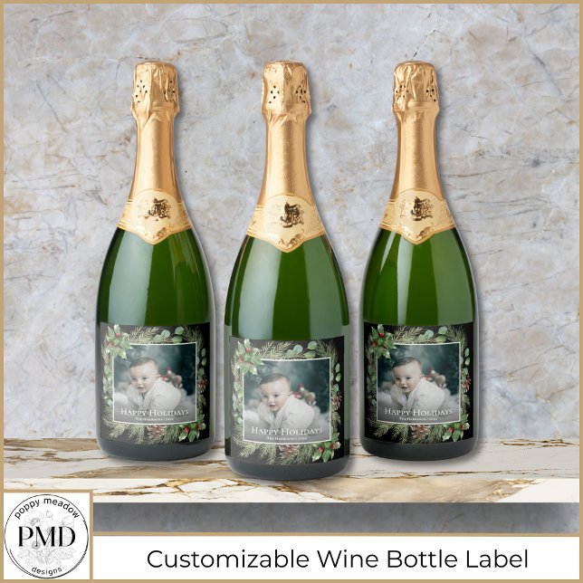 Étiquettes Pour Bouteilles De Vin Mousseux Happy Holidays Photo Wreath Greenery  (Happy Holidays Photo Wreath Greenery Botanical Sparkling Wine Label with Name, Date, Baby Photo.)