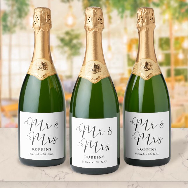 Étiquettes Pour Bouteilles De Vin Mousseux Mariage de typographie minimaliste moderne (Modern minimal script wine label adds chic personalization to your wedding drinks.)