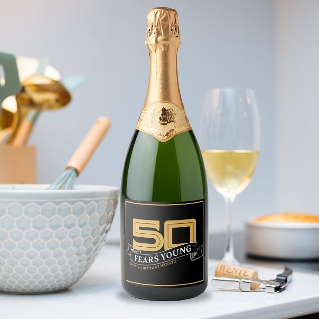 Étiquettes Pour Bouteilles De Vin Mousseux Noir & Or 50 ans Jeune bannière 50e anniversaire (Black & Gold 50 Years Young Banner 50th Birthday Sparkling Wine Label)