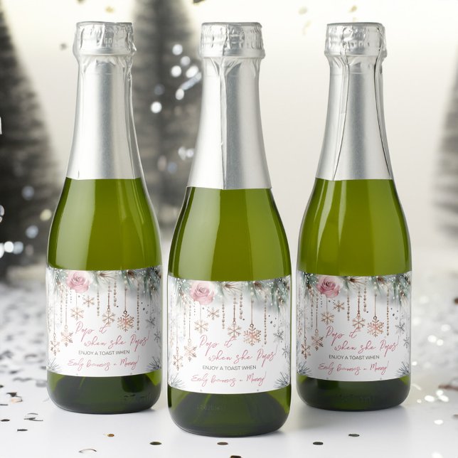 Étiquettes Pour Bouteilles De Vin Mousseux Passez-le quand elle met en valeur le baby shower  (Pop it when she pops winter baby shower favors sparkling wine label baby it's cold outside labels)
