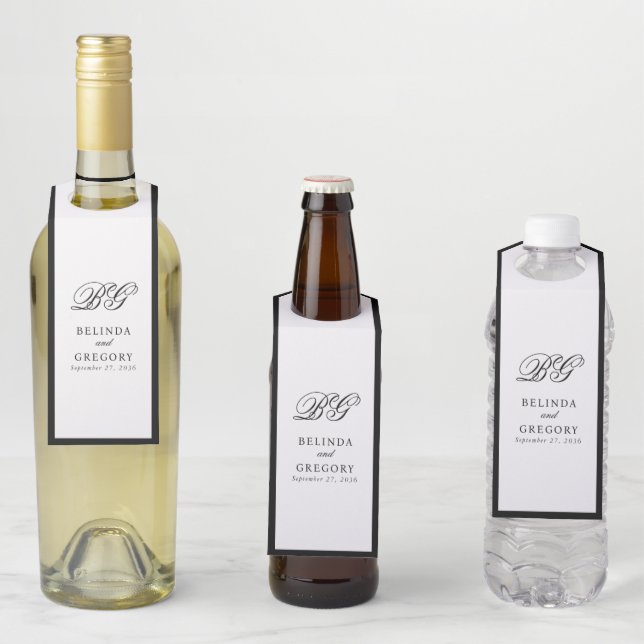 Étiquettes Pour Bouteilles Mariage Élégant Minimaliste Monogramme Noir et Bla (En situation)