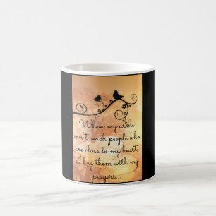 Étreinte avec ma tasse de prières