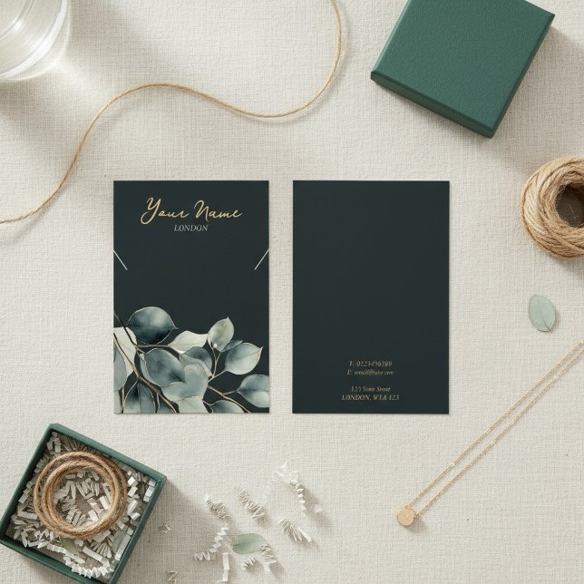 Eucalyptus joli collier feuilleté carte d'affichag (Eucalyptus pretty leafy necklace display card.)