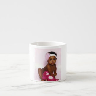Expresso beau bébé sur la tasse