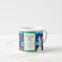 Jeunes mariés dans la tasse de café express de la