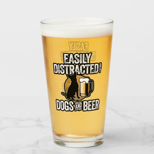 Facilement distrait par les chiens et le verre de  (Devant (rempli))