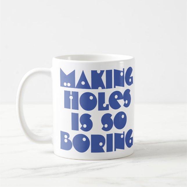 Faire des trous est ennuyeux café Mug (Gauche)