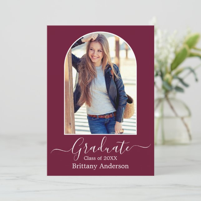 Faire-part Calligraphie d'arc moderne Photo Burgundy Graduati (Debout devant)