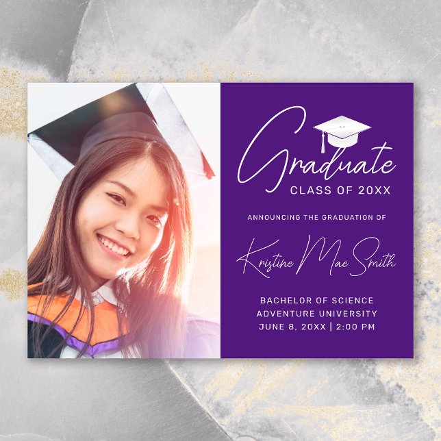 Faire-part Casquette moderne violet blanc Photo College (Modern Purple White Script Photo College Graduation Announcement)