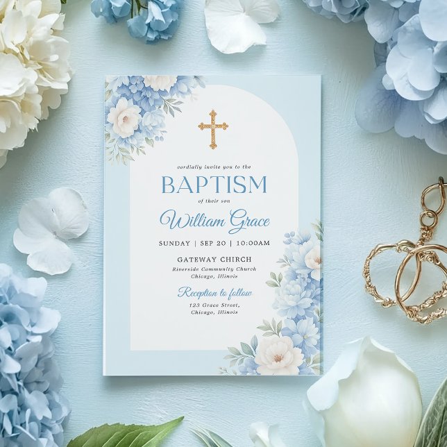 Faire-part de baptême bleu élégant avec motif flor (Elegant baptism invitation with blue florals and a gold cross, perfect for baby boy baptisms.)