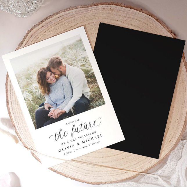 Faire-part de fiançailles de mariage photo élégant (Elegant black and white engagement announcement with minimalist script and stylish calligraphy.)